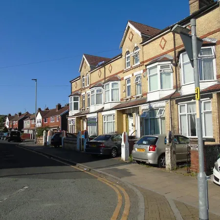 Lovely 5-Bed House In Manchester בית נופש