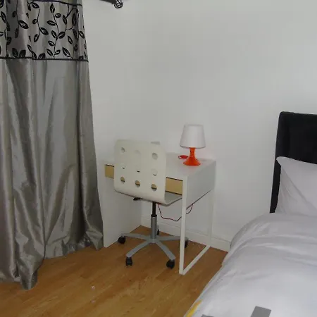 Lovely 5-Bed House In Manchester בית נופש