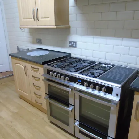 בית נופש Lovely 5-Bed House In Manchester מנצ'סטר