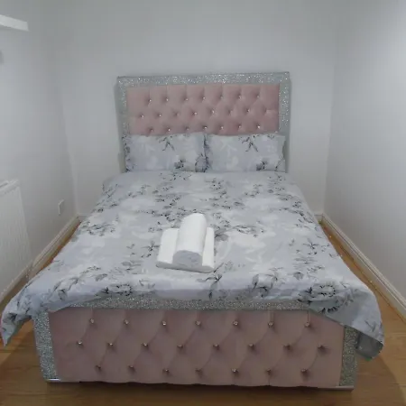 בית נופש Lovely 5-Bed House In Manchester