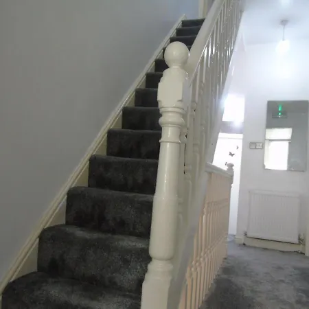 Lovely 5-Bed House In Manchester בית נופש
