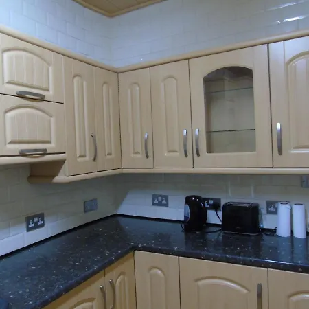 Lovely 5-Bed House In Manchester בית נופש