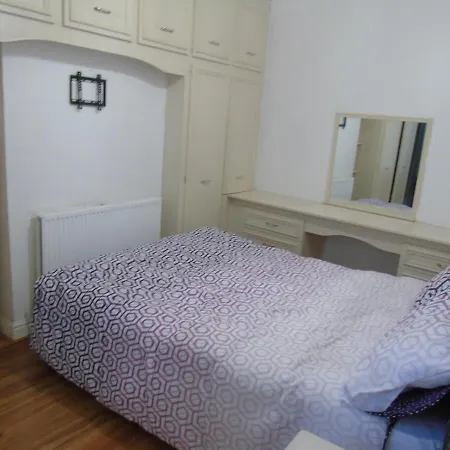 בית נופש Lovely 5-Bed House In Manchester *