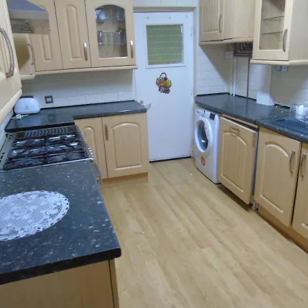 Lovely 5-Bed House In Manchester בית נופש