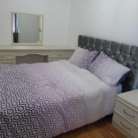 Lovely 5-Bed House In Manchester * מנצ'סטר