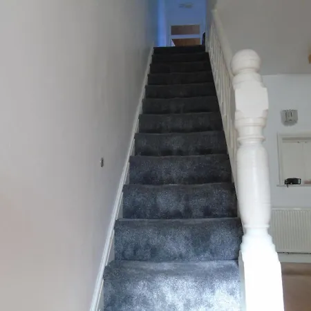 Lovely 5-Bed House In Manchester