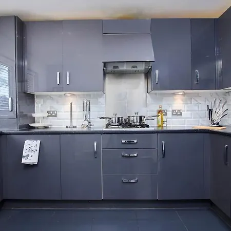 Дом отдыха Stunning 4 Bedroom House - Parking And Garden *
