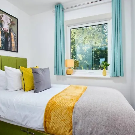 Дом отдыха Stunning 4 Bedroom House - Parking And Garden Манчестер