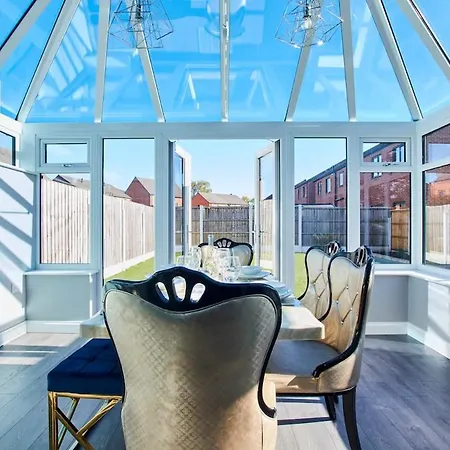 Stunning 4 Bedroom House - Parking And Garden