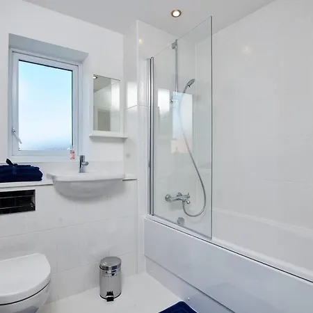 Дом отдыха Stunning 4 Bedroom House - Parking And Garden *