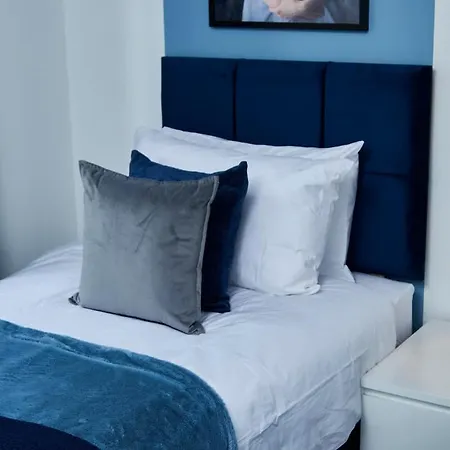 Дом отдыха Stunning 4 Bedroom House - Parking And Garden Манчестер