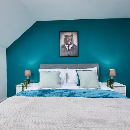 Дом отдыха Stunning 4 Bedroom House - Parking And Garden Манчестер