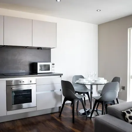 Onpoint - Spacious 2 Bedroom Apt - City Centre With Balcony Apartament *