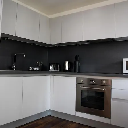 Onpoint - Spacious 2 Bedroom Apt - City Centre With Balcony Apartament