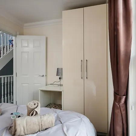The Finney - Gorgeous, Chic 3 Bedroom House
