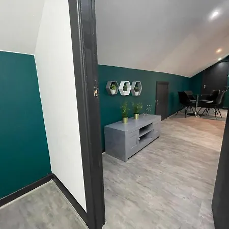 Lovely Party House - Centrally Located Holiday home *