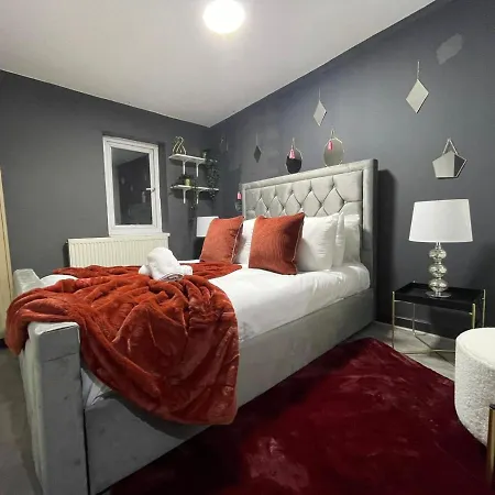 Lovely Party House - Centrally Located Holiday home