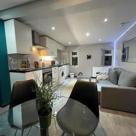 Lovely Party House - Centrally Located Manchester