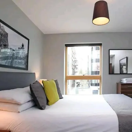 2 Bed Sleeps 4 With Free Parking Apartment