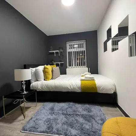 Lovely Party House - Centrally Located * Manchester