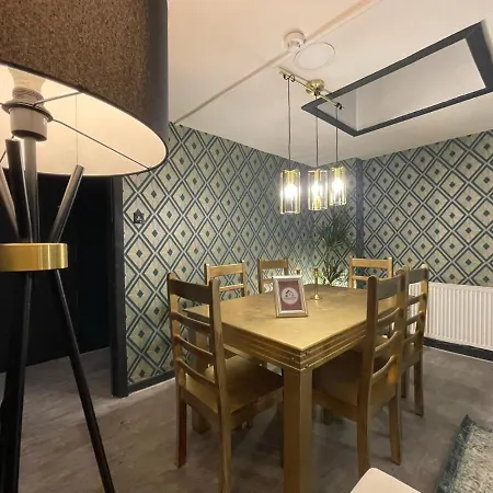 Lovely Party House - Centrally Located Holiday home