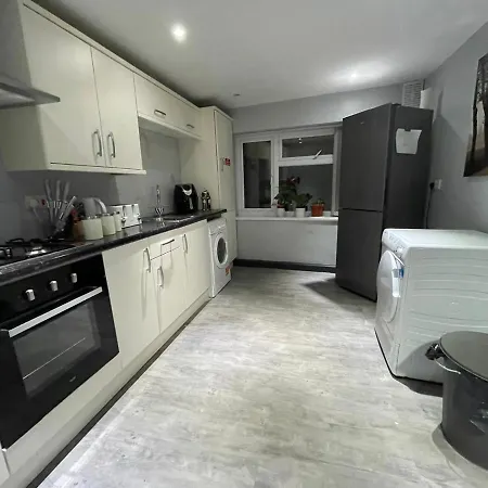 Lovely Party House - Centrally Located Holiday home Manchester