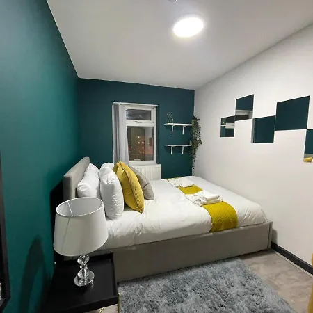 Lovely Party House - Centrally Located Holiday home Manchester