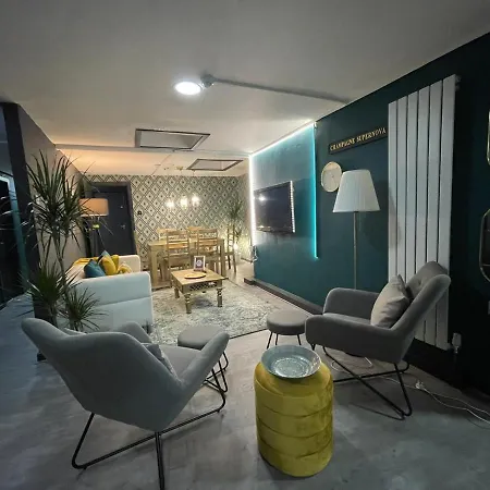 Lovely Party House - Centrally Located Manchester