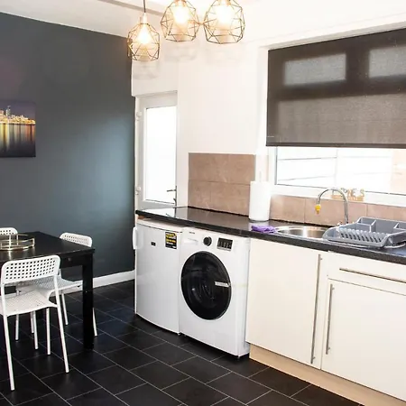 Trafford House - Stylish 3-bed With Private Parking Manchester