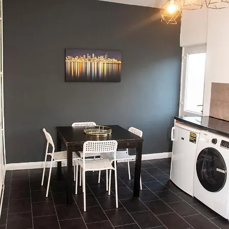 Holiday home Trafford House - Stylish 3-bed With Private Parking