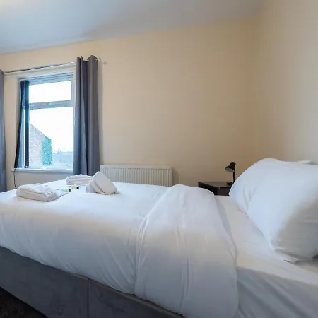 Spacious 2 Bedroom House *