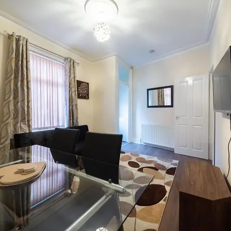 Spacious 2 Bedroom House Manchester