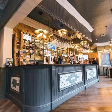 Black Lion Manchester Bed and breakfast 4*