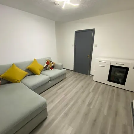 Aylesbury Dwelling 게스트하우스 *