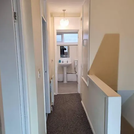 House - Close To Centre Sleeps 6 & Parking Manchester