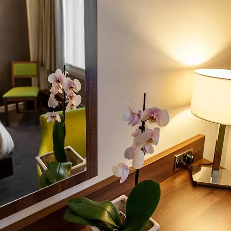 Cresta Court 3*