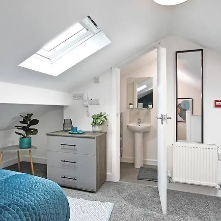 Stunning 4-Bed House In Manchester