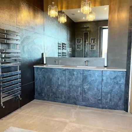 Hébergement de vacances Luxury Close To The With Hot Tub & Bbq Fire Pit. *
