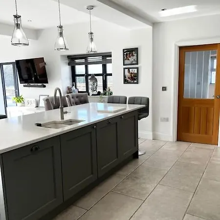 Luxury Close To The With Hot Tub & Bbq Fire Pit. *