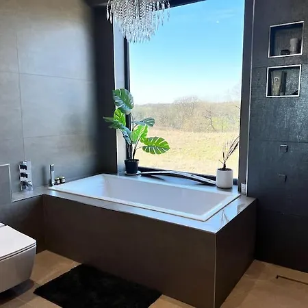 Hébergement de vacances Luxury Close To The With Hot Tub & Bbq Fire Pit.