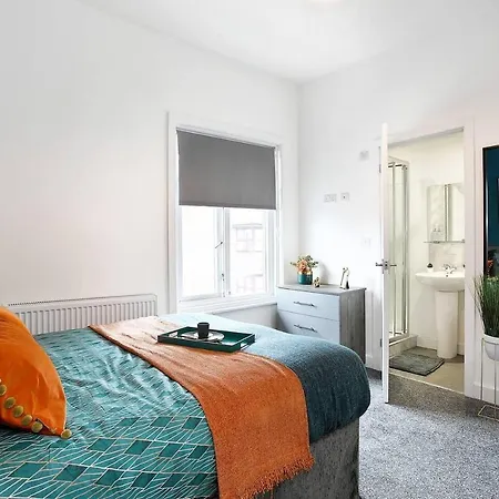 Stunning 4-Bed House In Manchester *