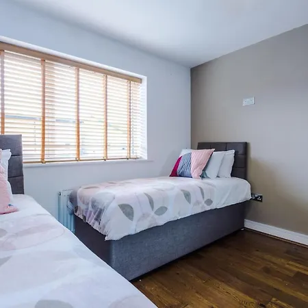 ホテル 3 Bed Stylish Near The Etihad Stadium 3*