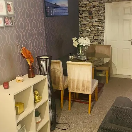 Beautiful Basement En-suite منزل للإقامة مانشستر