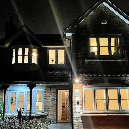 Spacious And Amazing 4 Bedroom Detached House Hébergement de vacances