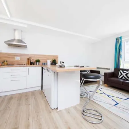 Konukevi Modern Rooms For Students Only, Manchester - Sk *