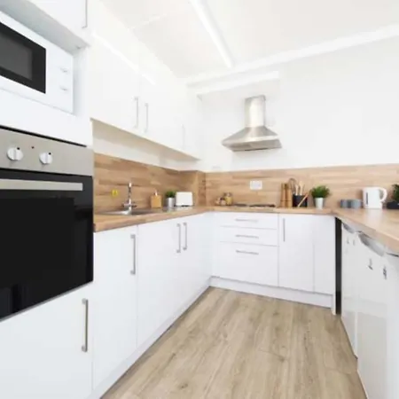 Modern Rooms For Students Only, Manchester - Sk