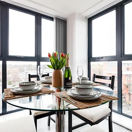 Stunning 2 Bed With Free Parking Close To Cc *