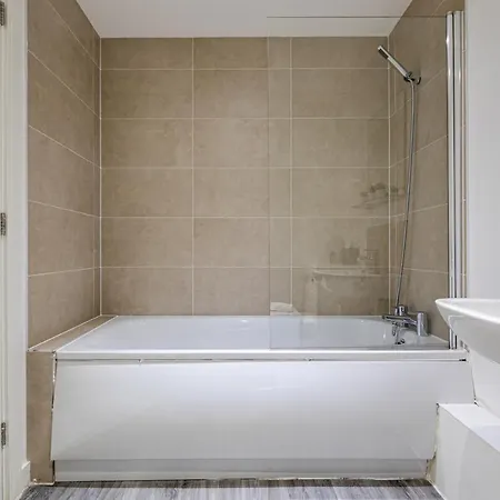 Stunning 2 Bed With Free Parking Close To Cc דירה *