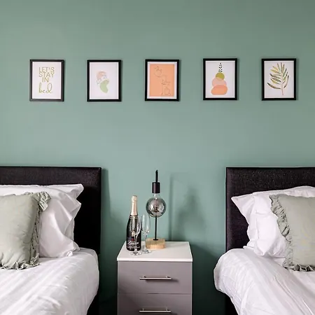 Stunning 2 Bed With Free Parking Close To Cc