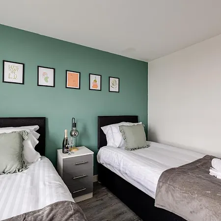 Stunning 2 Bed With Free Parking Close To Cc דירה *